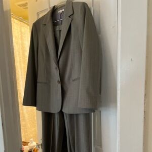Spring suit in green grey with wide legs. Size 12.